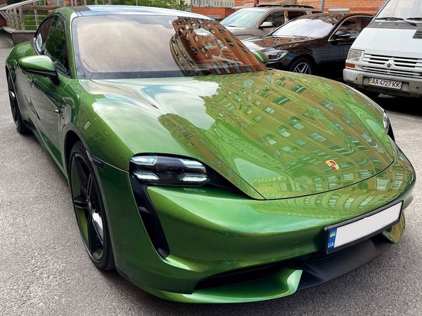Прокат Porsche Taycan Turbo 671 hp AWD без водителя в Киеве