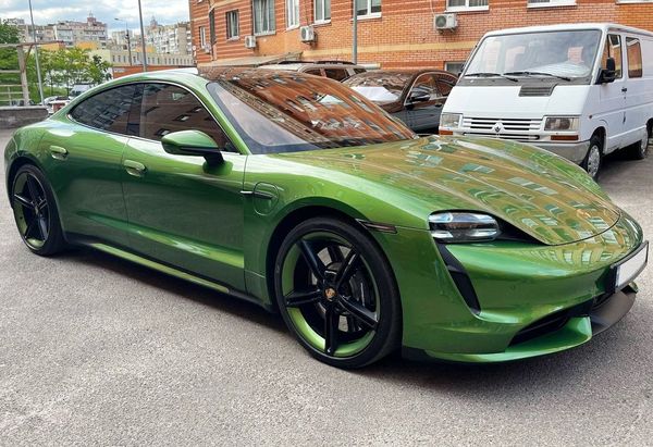 Прокат Porsche Taycan Turbo 671 hp AWD без водителя в Киеве