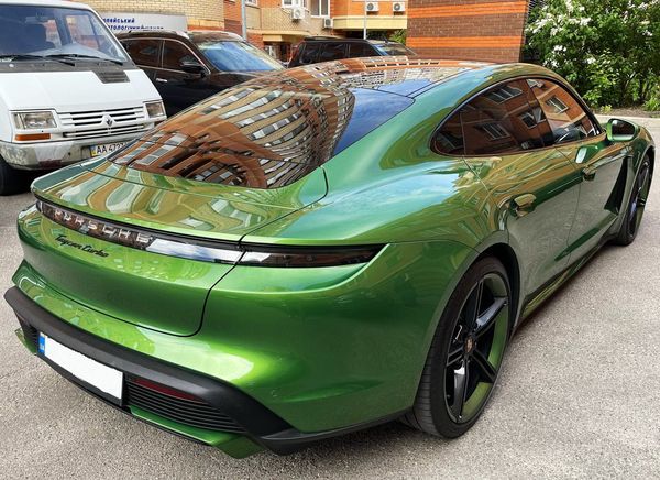 Прокат Porsche Taycan Turbo 671 hp AWD без водителя в Киеве