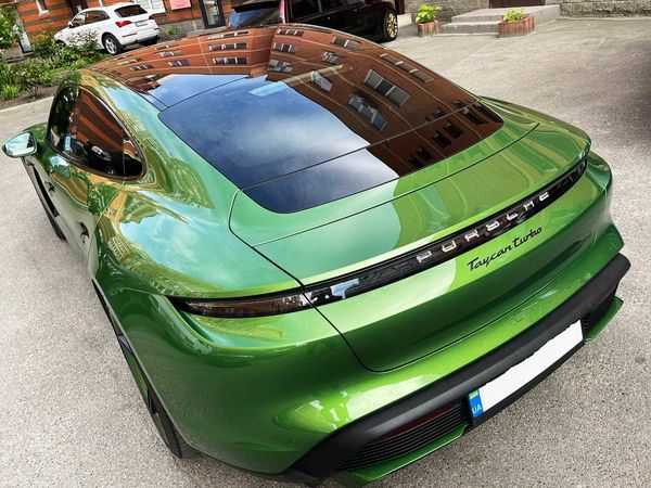 Прокат Porsche Taycan Turbo 671 hp AWD без водителя в Киеве