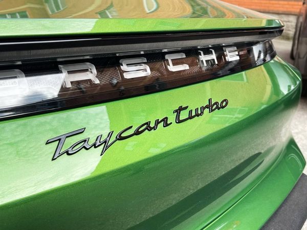 Прокат Porsche Taycan Turbo 671 hp AWD без водителя в Киеве