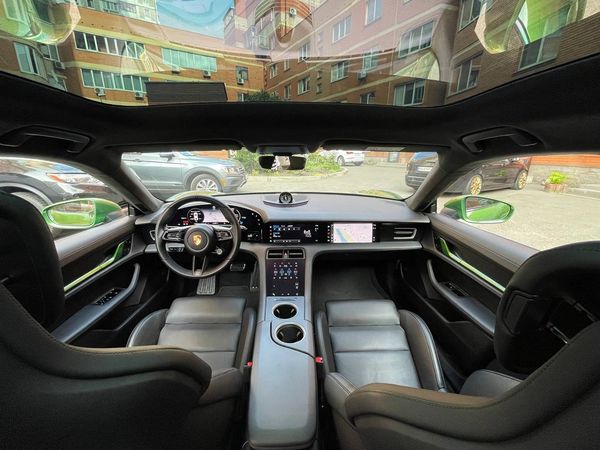 Прокат Porsche Taycan Turbo 671 hp AWD без водителя в Киеве