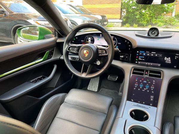 Прокат Porsche Taycan Turbo 671 hp AWD без водителя в Киеве