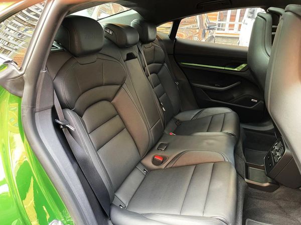 Прокат Porsche Taycan Turbo 671 hp AWD без водителя в Киеве