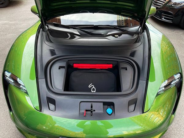 Прокат Porsche Taycan Turbo 671 hp AWD без водителя в Киеве