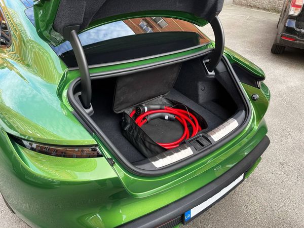 Прокат Porsche Taycan Turbo 671 hp AWD без водителя в Киеве