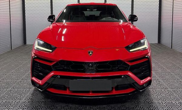 Прокат Lamborghini Urus без водія з водієм