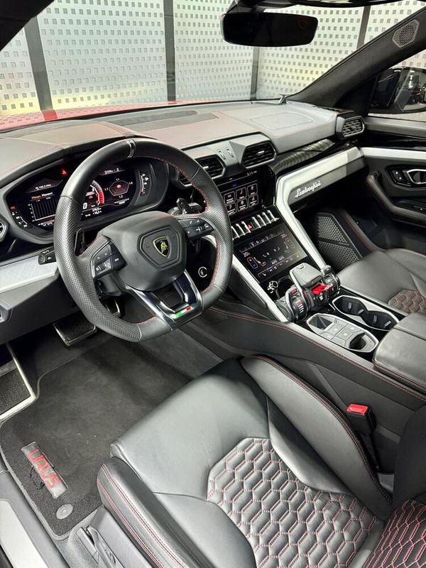 Прокат Lamborghini Urus без водія з водієм