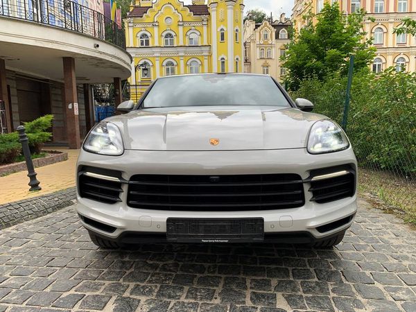Оренда Porsche Cayenne Coupe на весілля з водієм