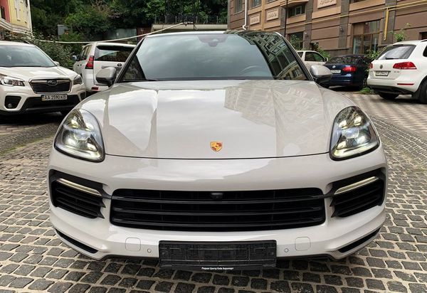 Оренда Porsche Cayenne Coupe на весілля з водієм