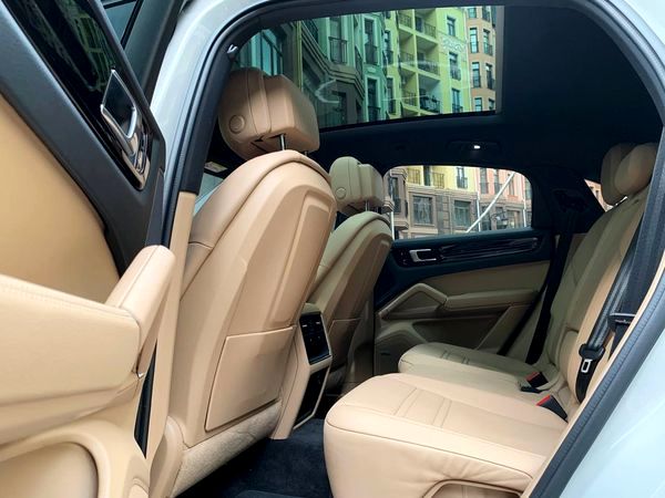 Оренда Porsche Cayenne Coupe на весілля з водієм