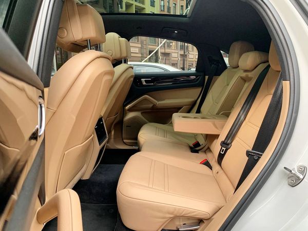 Оренда Porsche Cayenne Coupe на весілля з водієм