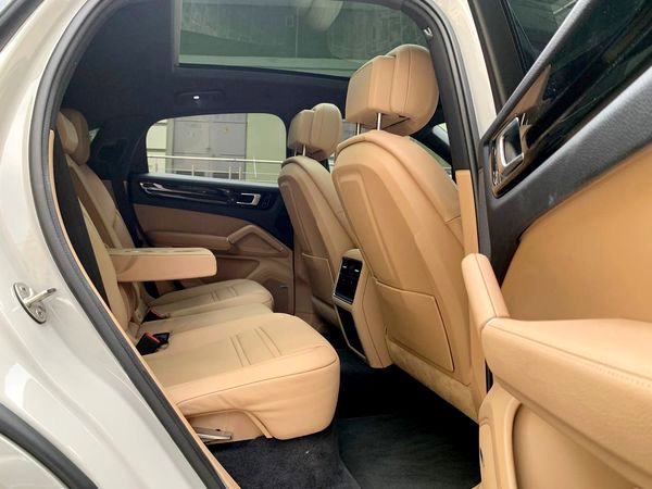 Оренда Porsche Cayenne Coupe на весілля з водієм