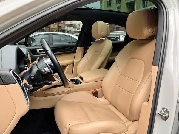 Оренда Porsche Cayenne Coupe на весілля з водієм
