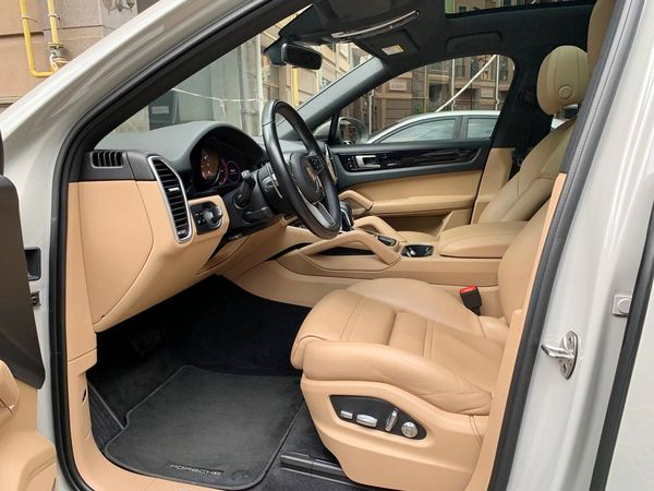 Оренда Porsche Cayenne Coupe на весілля з водієм