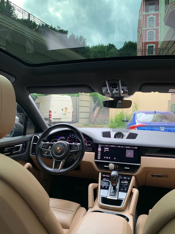 Оренда Porsche Cayenne Coupe на весілля з водієм
