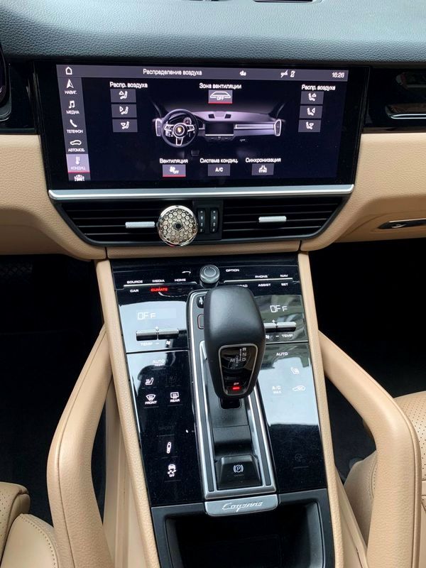 Оренда Porsche Cayenne Coupe на весілля з водієм