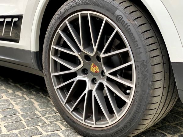 Оренда Porsche Cayenne Coupe на весілля з водієм