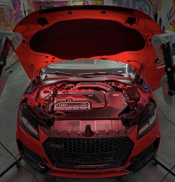 Audi TT RS червона для фотосесії зйомки оренда 