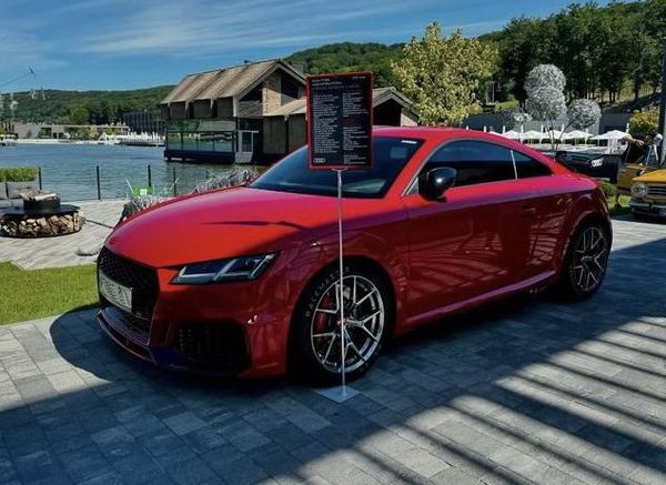Audi TT RS червона для фотосесії зйомки оренда 