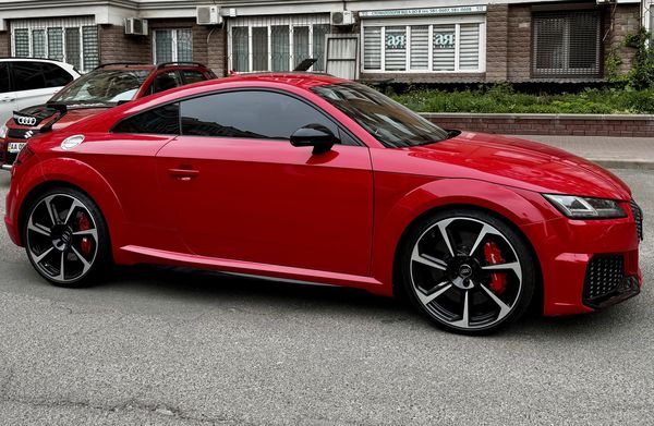 Audi TT RS червона для фотосесії зйомки оренда 
