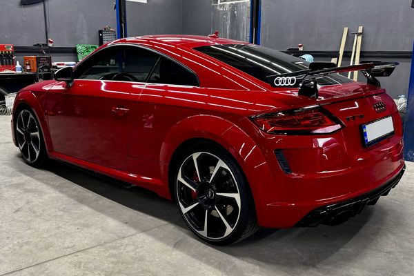 Audi TT RS червона для фотосесії зйомки оренда 
