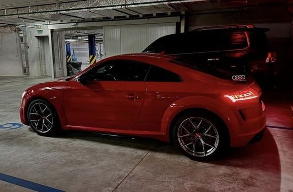 Audi TT RS червона для фотосесії зйомки оренда 