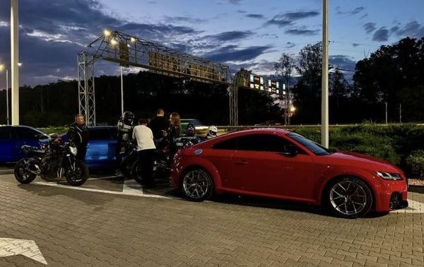Audi TT RS червона для фотосесії зйомки оренда 
