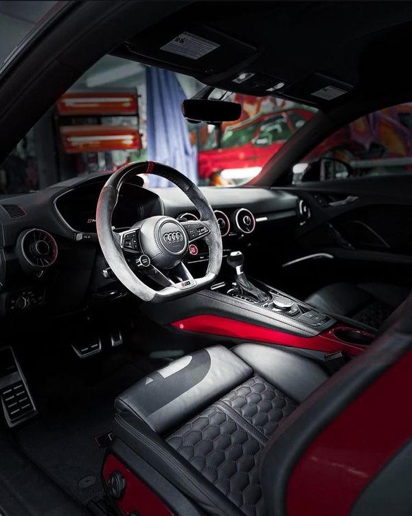 Audi TT RS червона для фотосесії зйомки оренда 