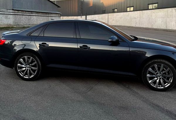 Прокат авто Audi A4 без водія 