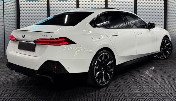 BMW 5 G60 біла прокат без водія