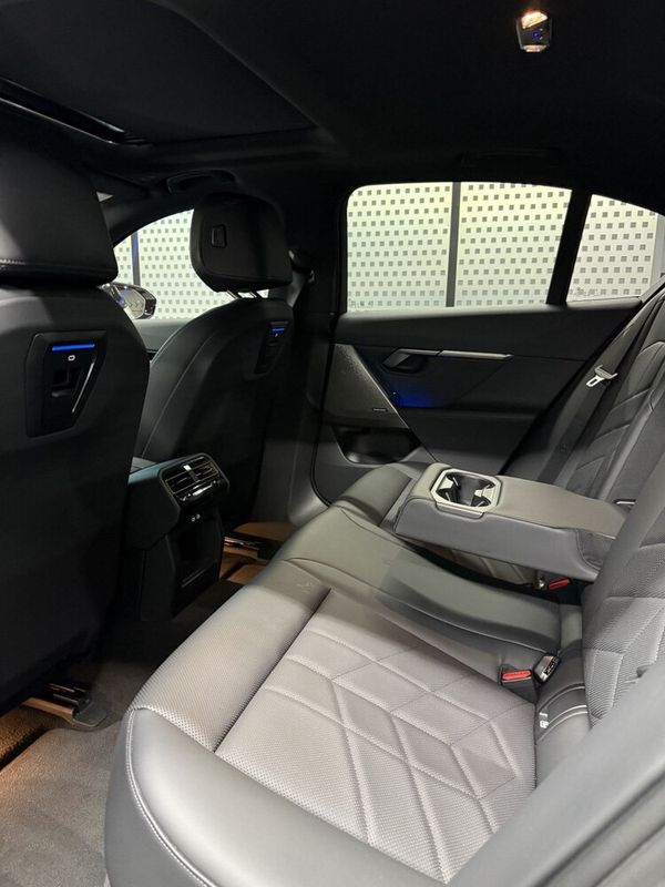 BMW 5 G60 біла прокат без водія
