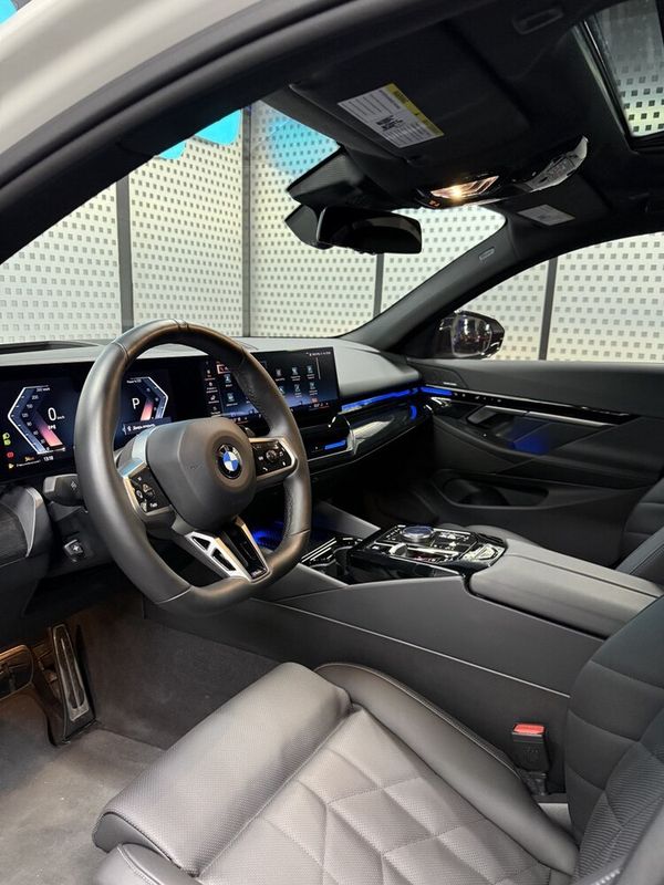 BMW 5 G60 біла прокат без водія