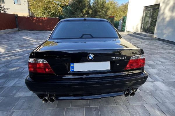 Аренда авто BMW 750i E38 черный 2001 года в Киеве