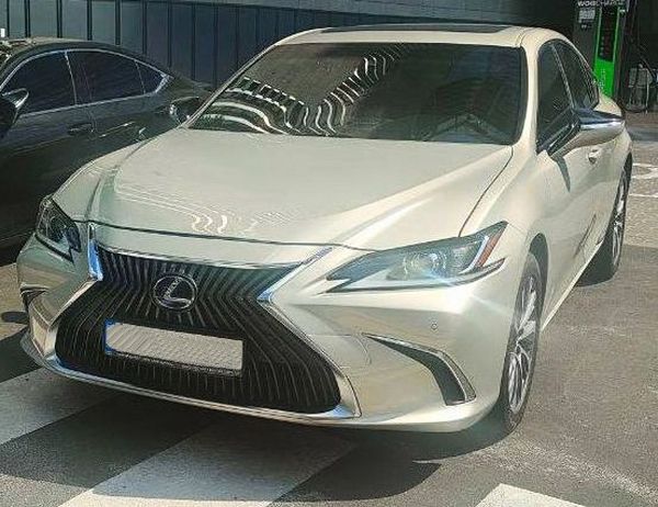 Авто на весілля Lexus ES 300h золотий оренда з водієм