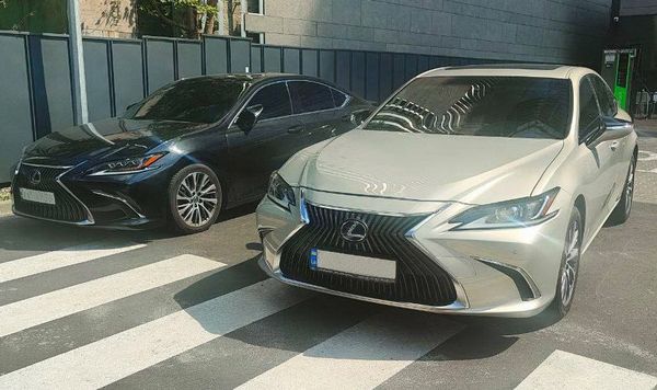 Авто на весілля Lexus ES 300h золотий оренда з водієм