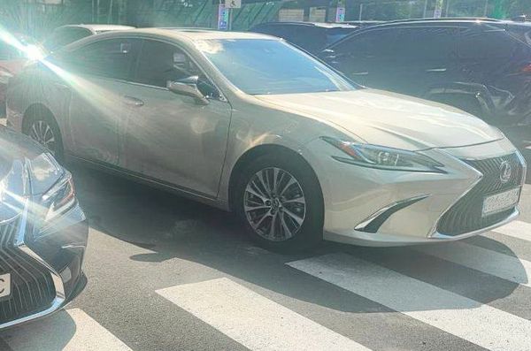 Авто на весілля Lexus ES 300h золотий оренда з водієм