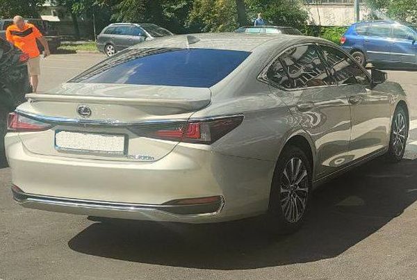 Авто на весілля Lexus ES 300h золотий оренда з водієм