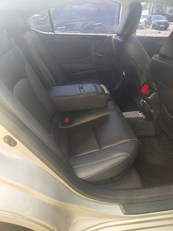 Авто на весілля Lexus ES 300h золотий оренда з водієм