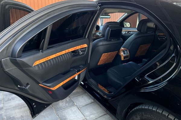 Бронированный Mercedes Benz W221 S600 GUARD B7 на прокат 