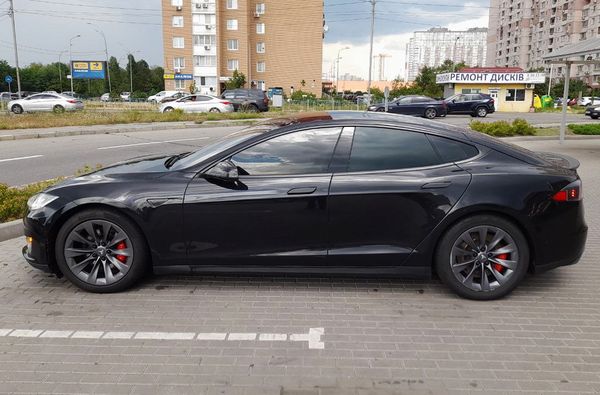 Авто на весілля Tesla Model S чорний з водієм у Києві