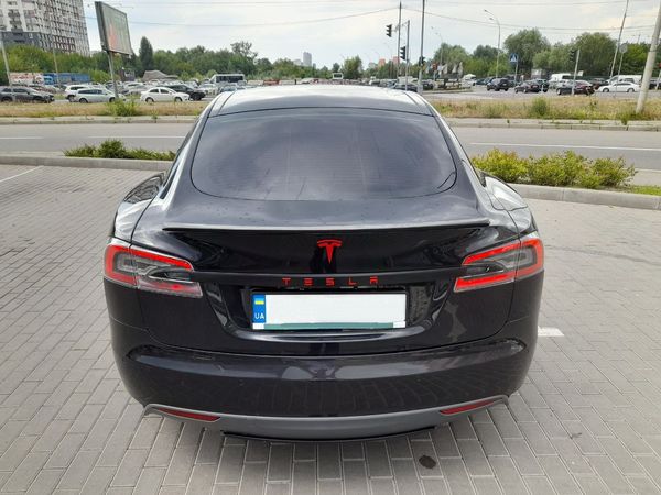 Авто на весілля Tesla Model S чорний з водієм у Києві