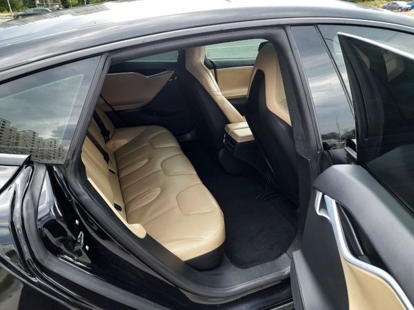 Авто на весілля Tesla Model S чорний з водієм у Києві