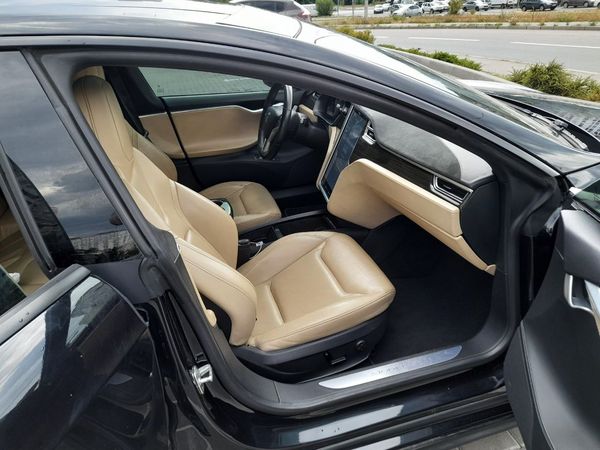 Авто на весілля Tesla Model S чорний з водієм у Києві