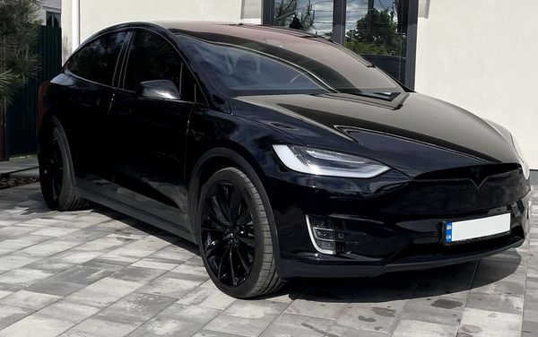 Прокат Tesla Model X чорна без водія у Києві