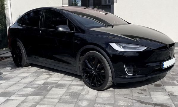 Прокат Tesla Model X чорна без водія у Києві