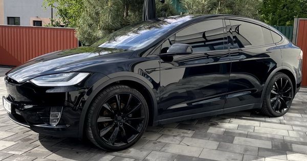 Прокат Tesla Model X чорна без водія у Києві