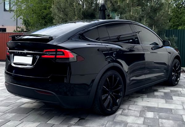 Прокат Tesla Model X чорна без водія у Києві