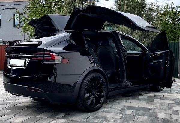 Прокат Tesla Model X чорна без водія у Києві