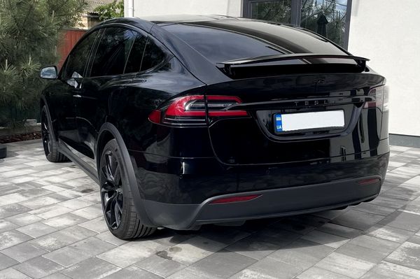 Прокат Tesla Model X чорна без водія у Києві